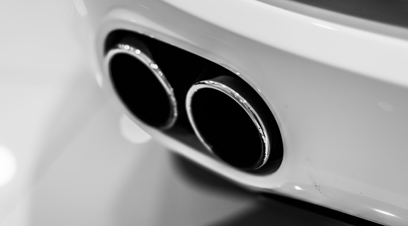 modern, wheel, indoors, 4K, v8, luxury, white, tailpipe, polished, silver colored, transportation, emissions, exhaust tips, shape, close-up, focus on foreground