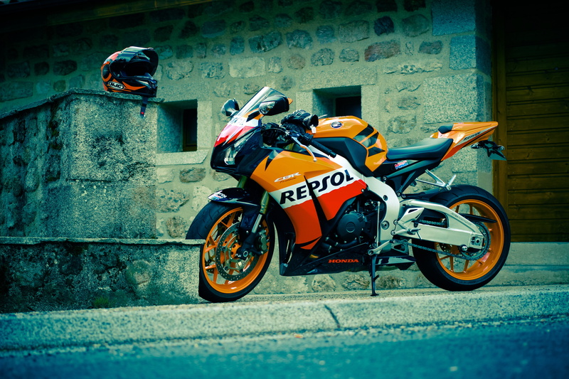 land vehicle, Cbr, wheel, 5K, building exterior, road, headwear, stationary, scooter, Fireblade, outdoors, architecture, Repsol, wall - building feature