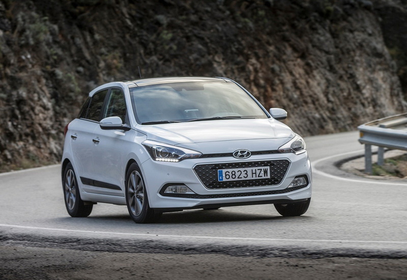 motion, road, nature, car, i20, speed, mode of transportation, street, outdoors, day, focus on foreground, land vehicle, hyundai, travel, silver colored