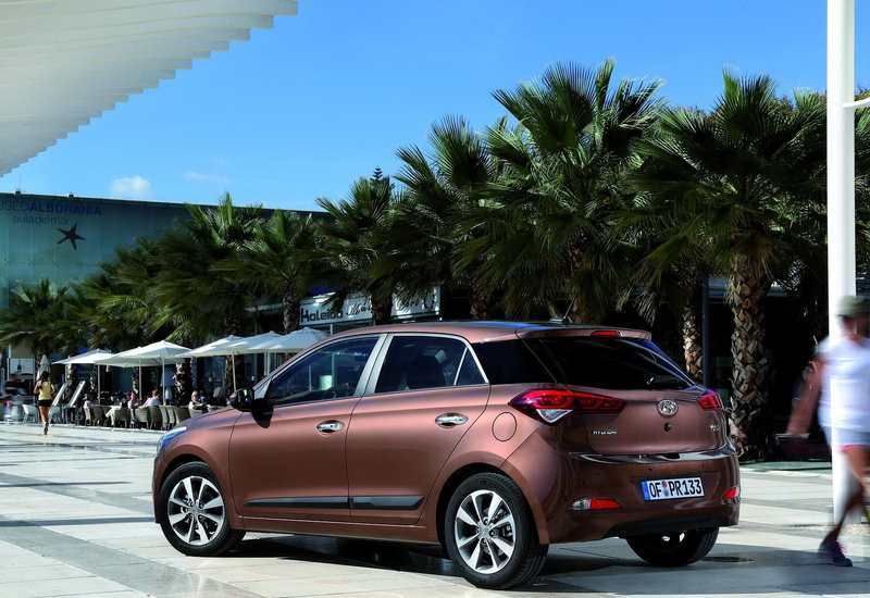 growth, car, city, retro styled, motor vehicle, land vehicle, plant, i20, sky, sunlight, tree, tropical climate, architecture, street, transportation, hyundai