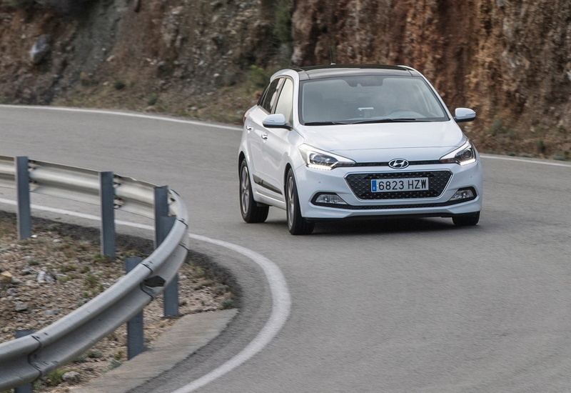 hyundai, motor vehicle, day, street, car, no people, motion, tree, i20, outdoors, mode of transportation, transportation, 720P, road, architecture, on the move