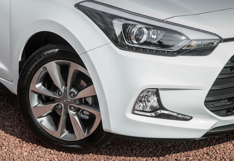 car, front view, hyundai, wheel, motor vehicle, transportation, modern, travel, mode of transportation, metal, tire, coupe, wealth, chrome, i20, headlight