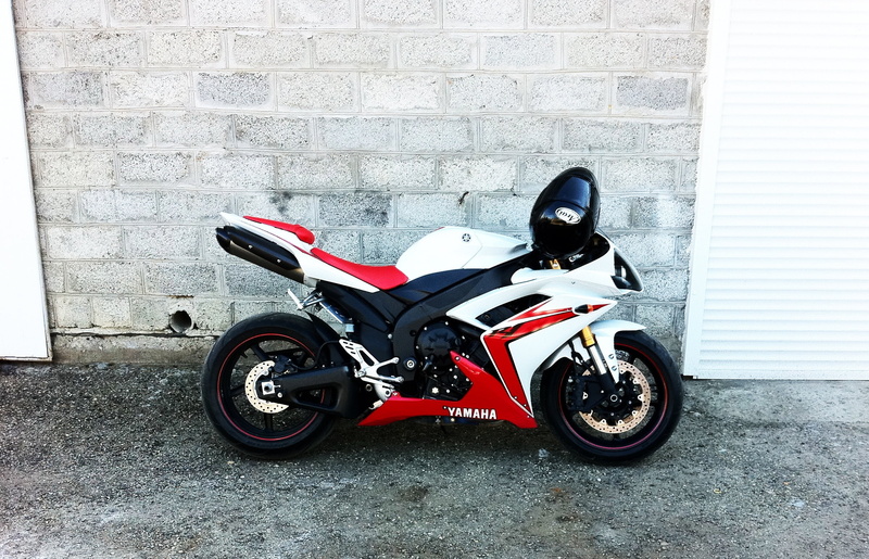 italy, architecture, sport, b, day, sports, brick, yamaha r1, brick wall, scooter, bike, mode of transportation, wall, white, red, 1080P, city, no People