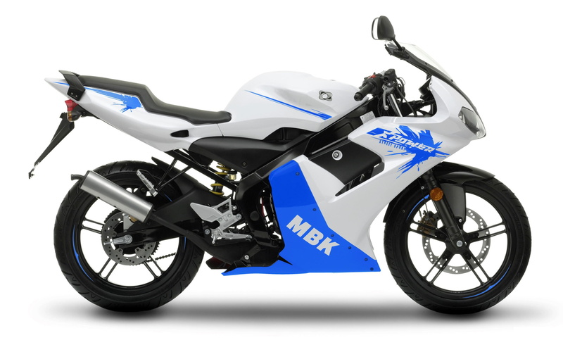 white background, chrome, land vehicle, side view, mbk, motorcycle, extreme sports, black, no people, transportation, white, bike, 2K, blue, motorsport
