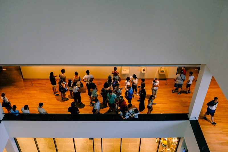 indoors, men, flooring, floor, team sport, 5K, lobby, adult, sports, human, apparel, hardwood, women, handrail, leisure activity, aerial, crowd, people