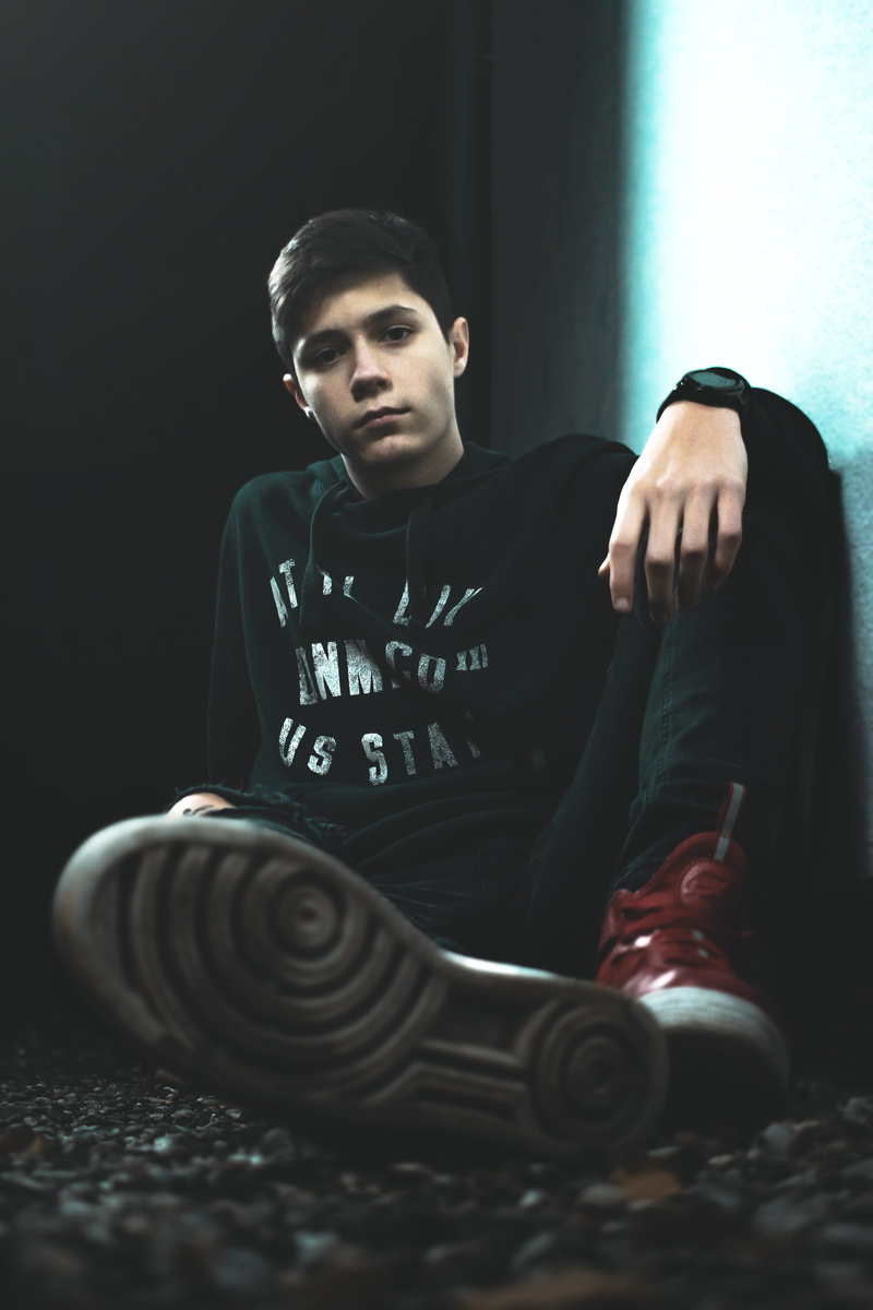 real people, sleeve, couch, shoe, photography, face, photo, young adult, leisure activity, clothing, front view, furniture, footwear, portrait, males, indoors