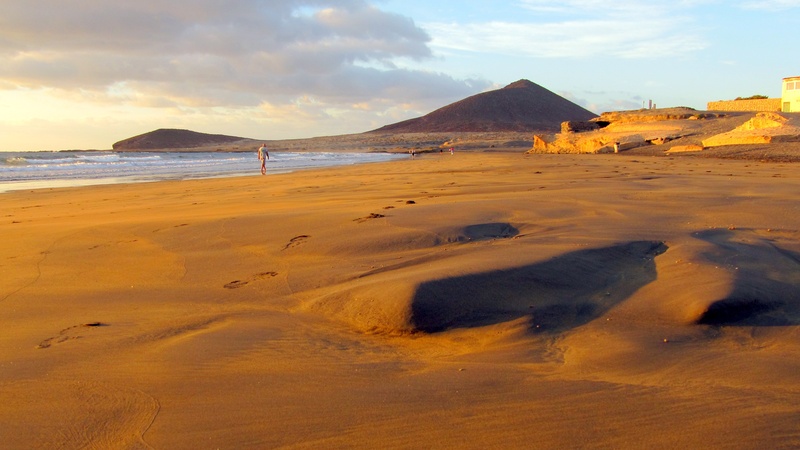 mountain, beauty in nature, desert, morgenstimmung, water, beach, sand, sand beach, tranquil scene, no people, cloud - sky, day, tenerife, sea, non-urban scene
