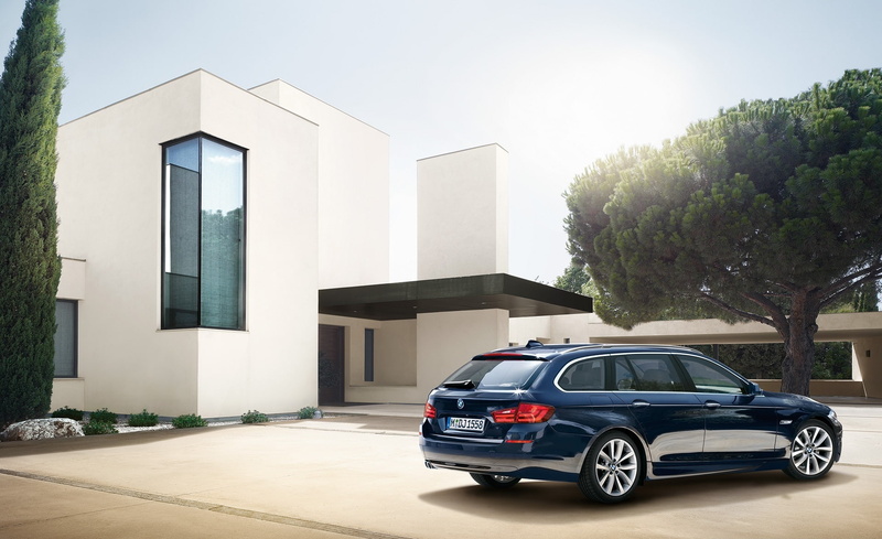 angle, plant, street, wagon, outdoors, rear, sunlight, parking, touring, view, building, house, motor vehicle, transportation, city, f, tree, nature, mode of transportation