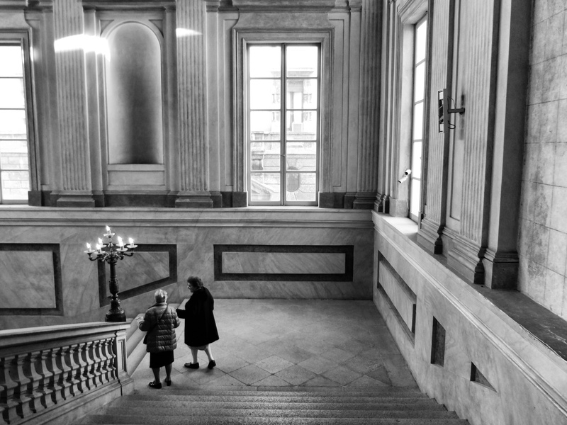 old, old ladies, aged, italy, italia, built structure, rear view, museo, gallery, beauty, real people, full length, milano, architectures, lifestyles, women