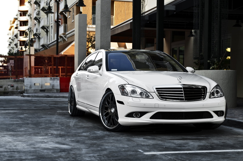 supercar, headlight, fleet of Vehicles, wealth, city, architecture, front View, urban Scene, business, benz, building exterior, white, industry, car Show