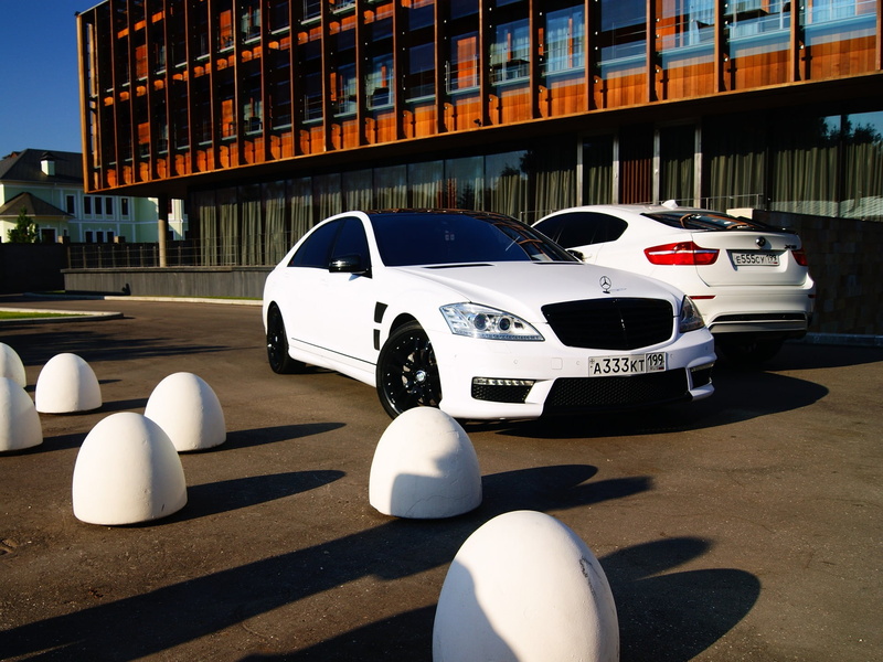 urban Scene, Mercedes, s-class, land Vehicle, sunlight, BMW, mode of Transport, street, city Life, no People, competition, auto, built Structure, mersedes