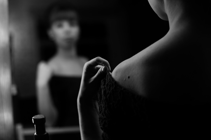 indoors, leisure activity, men, portrait, women, mirror, 4K, mirrored, Kate Shepherd, hand, human body part, waist up, monochrome, adult, young adult