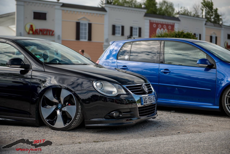 city, stationary, parking, transportation, vintage car, outdoors, blue, building, motor vehicle, architecture, built structure, building exterior, Volkswagen