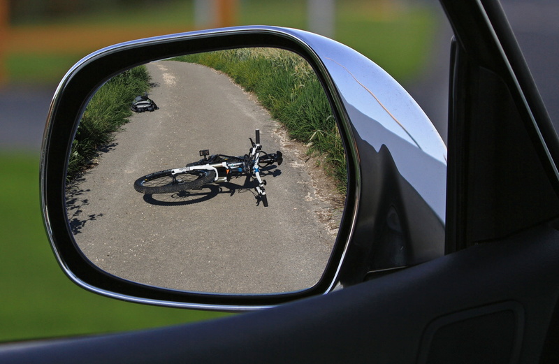 bicycle, glass - material, day, accident, car, vehicle part, manhunt, window, traffic, no people, land vehicle, 1080P, cut off, road trip, mirror, vehicle mirror