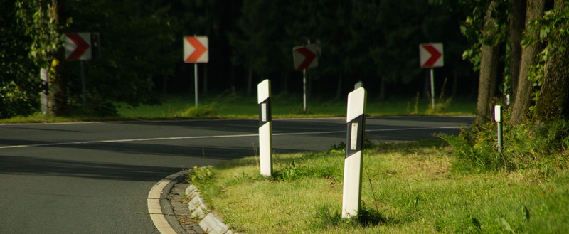 sunlight, nature, day, environment, start, curve, outdoors, direction, guard rail, country road, rules, traffic regulations, 4K, road, accident, guidance