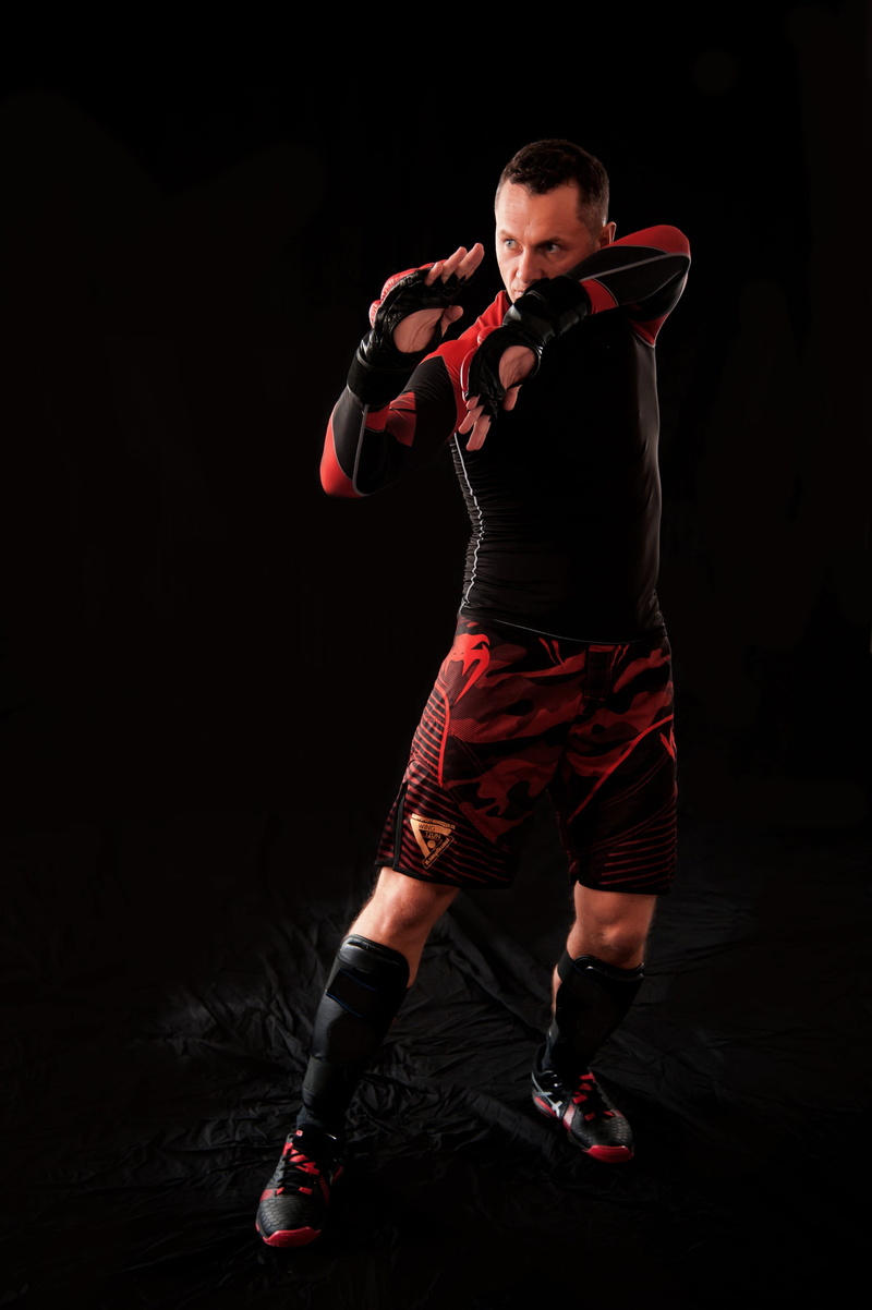 biu tze, selfdefens, wing tzun, elbow shock, fighter, lat sao, sports training, teacher, dark, sport, sporty, muay thai, indoors, attack, lifestyles, motion