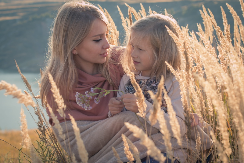 field, mother, real people, haired, lifestyles, mom and daughter, outdoors, lake, woman, casual clothing, mountains, 5K, pink, blonlinka, plant, white