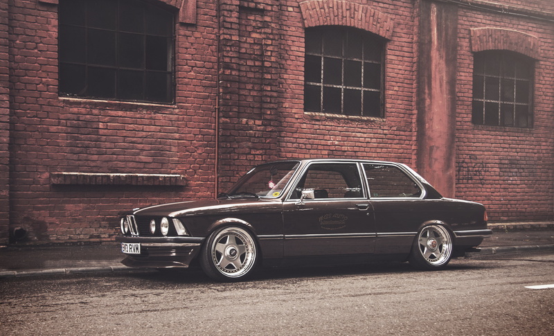 city, american Culture, antique, retro Styled, old-fashioned, The 3 series, wheel, motor vehicle, parking Lot, day, e, wall, sports Car, vintage Car, no People