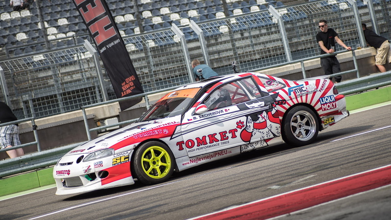 speed, transportation, racing car, land vehicle, real people, racecar, sport, roadway, driving pleasure, colorful, sports race, cooling, force, race track