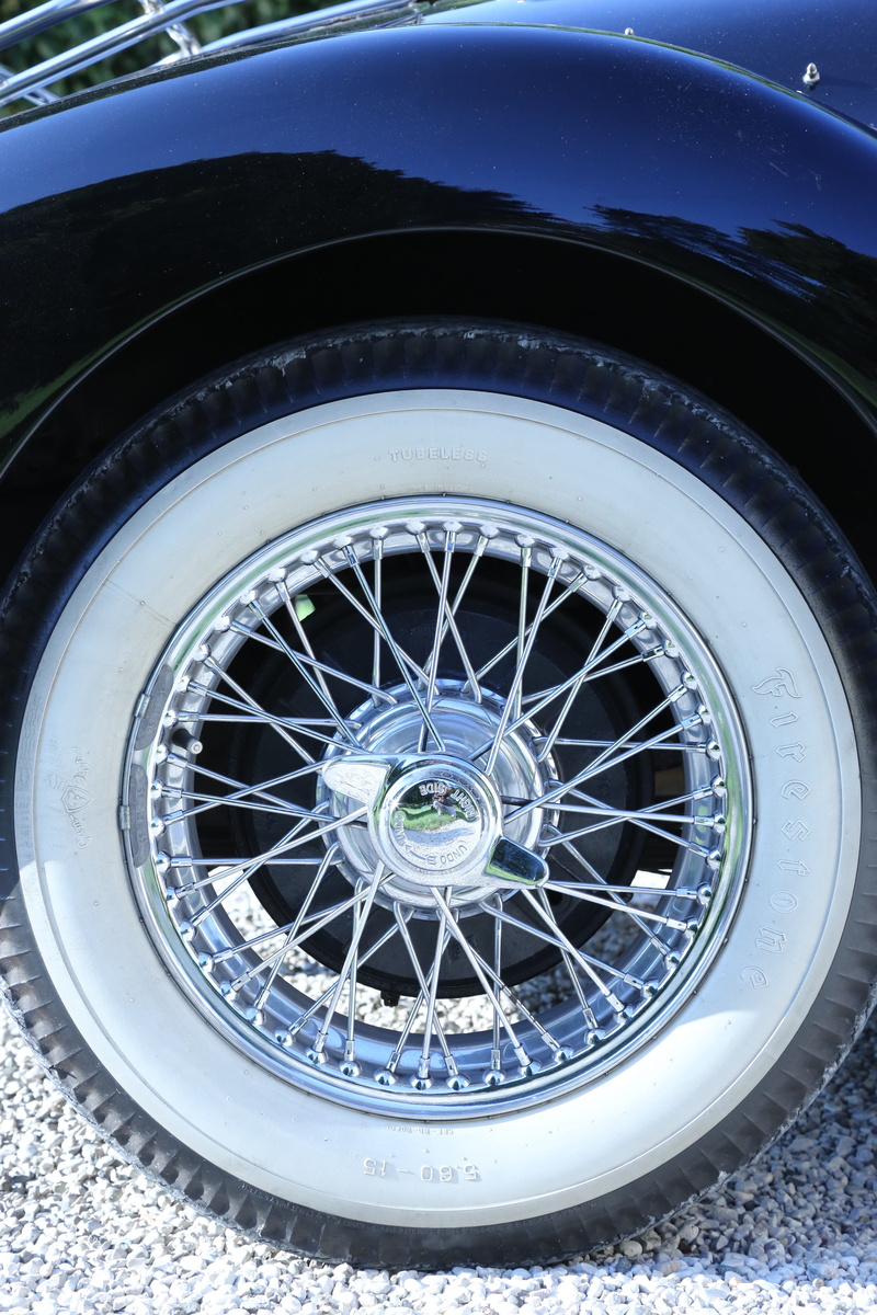 Auto, tire, day, spoke, chrome, city, mode of transportation, land vehicle, motor vehicle, wealth, Wheel, Vintage Car, blue, transportation, close-up, luxury