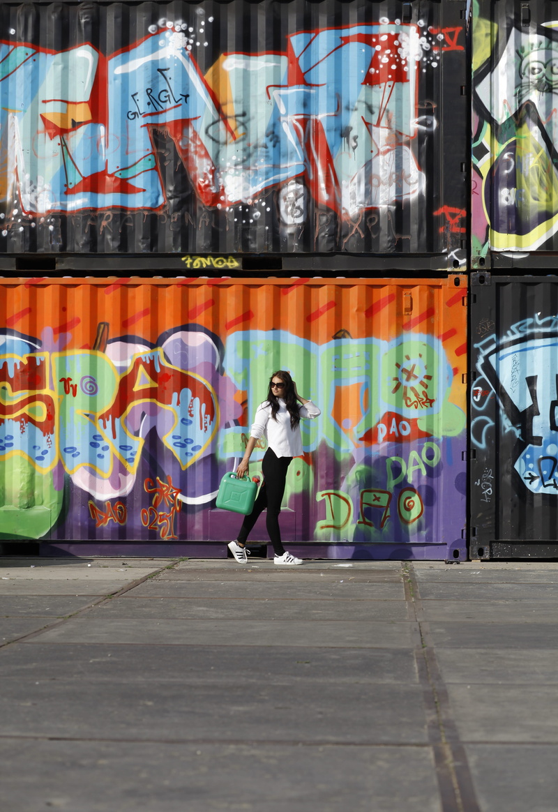 walking, wild, 5K, walk, text, occupation, grafiti, one person, creativity, lifestyles, near, multi colored, fashionshoot, modelshoot, real people, standing