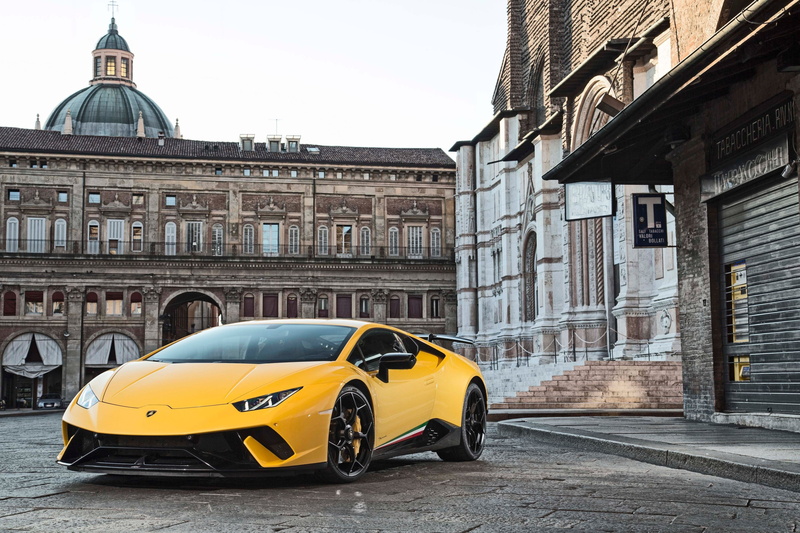 cathedral, old building, 4K, sports car, street, car, Lamborghini Huracan, Italy, vehicle, yellow cars, supercars, Lamborghini