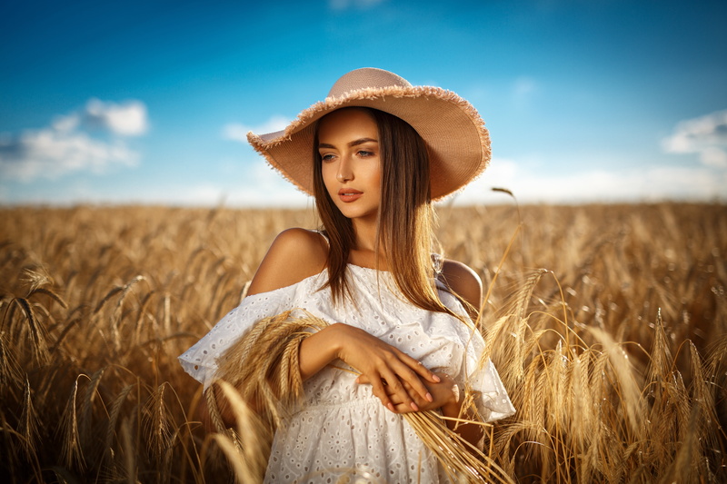 one person, agriculture, shoulder, look, dress, landscape, beautiful woman, lifestyles, plant, hat, hair long, the sky, beauty, makeup, sky, leisure activity