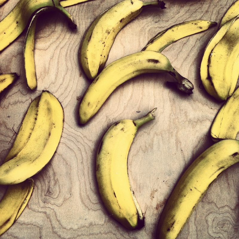 no people, old, peels, vegetarian Food, food and drink, banana peel, wood - material, freshness, wellbeing, ripe, 1080P, bananas, peel, yellow, still life