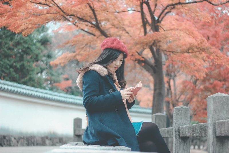 young women, leisure, scarf, smile, model, happiness, real people, 5K, leisure activity, portable information device, lifestyle, young adult, park, lifestyles