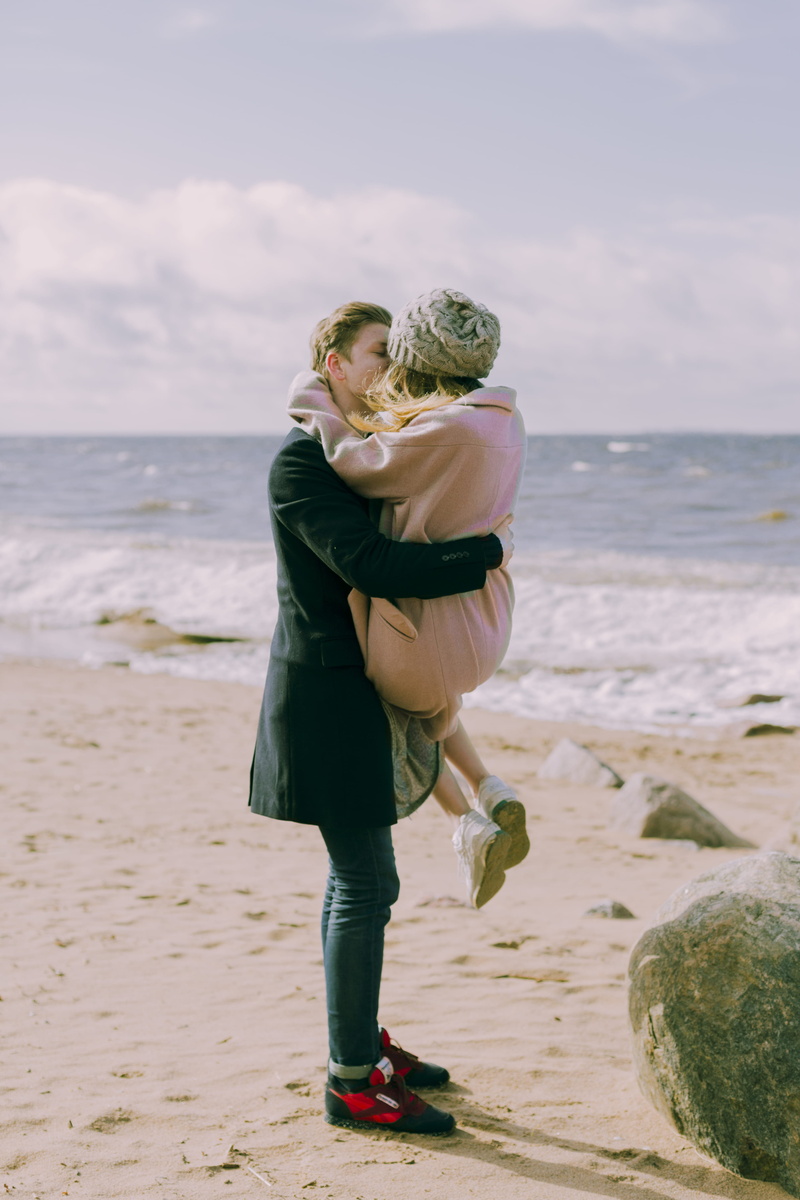 full length, knit, enjoyment, cap, romantic, two people, emotion, beach, horizon, ocean, girl, sand, jeans, woman, happiness, togetherness, women, carry