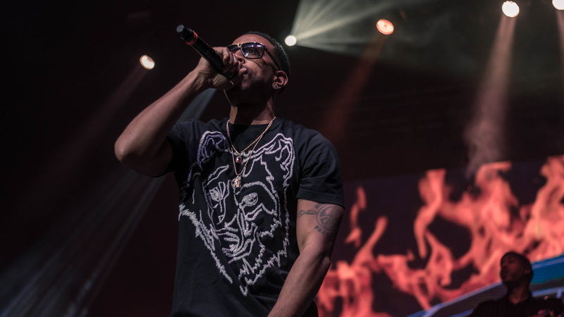 singer, waist up, lifestyles, 4K, focus on foreground, microphone, adult, music, word of mouf, men, input device, performance, night, musician, arts culture and entertainment