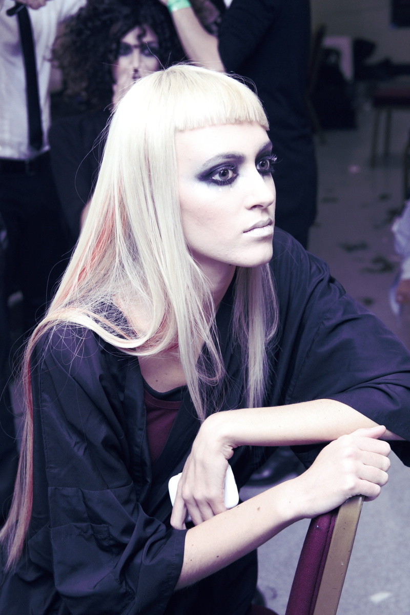 hairshow, hair, sitting, beautiful, girl, leisure activity, model, young women, incidental people, backstage, beauty, fringe, show, women, one person, eyeliner