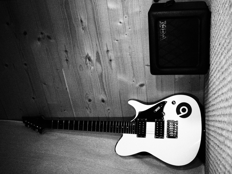 arts culture and entertainment, flooring, france, musica, western script, text, number, musical equipment, day, no people, 4K, music, amplificateur, chitarra
