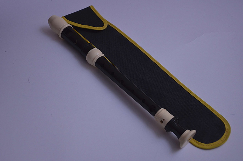 two objects, high angle view, flute, no people, musique, still life, colored background, personal accessory, eraser, pen, instrument dce musique, connection