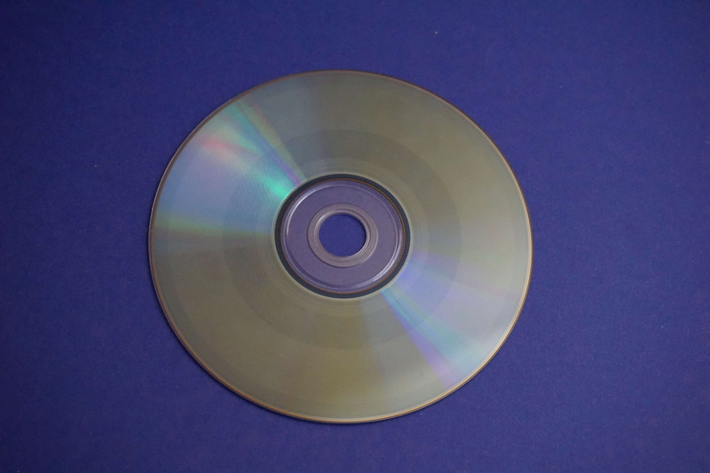 technology, directly above, cd, blue background, musique, close-up, shape, mmoire, single object, circle, geometric shape, purple, colored background, disque