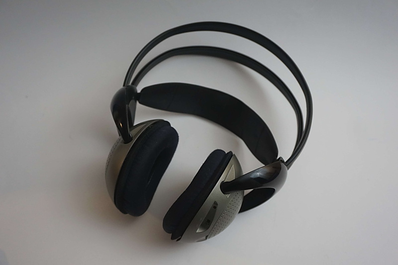 equipment, indoors, casque sans fil, musique, couteurs, close-up, se dtendre, cable, technology, still life, casque audio, no people, son, man made, black color