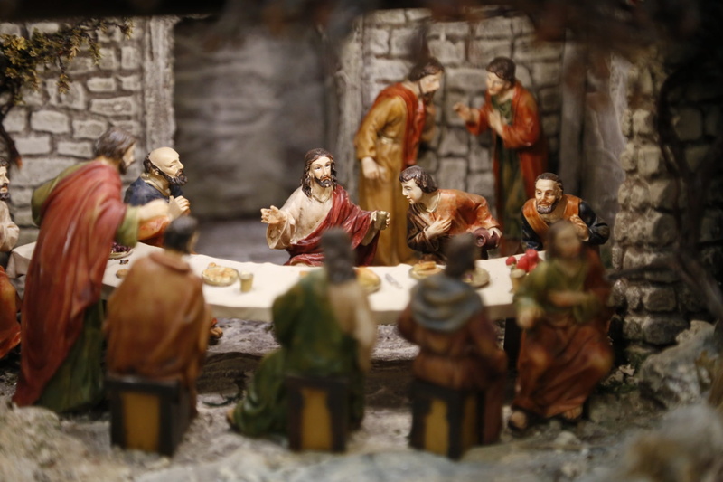 photography, apostle, creativity, last, representation, male likeness, built structure, indoors, female likeness, spirituality, statue, figurine, human representation