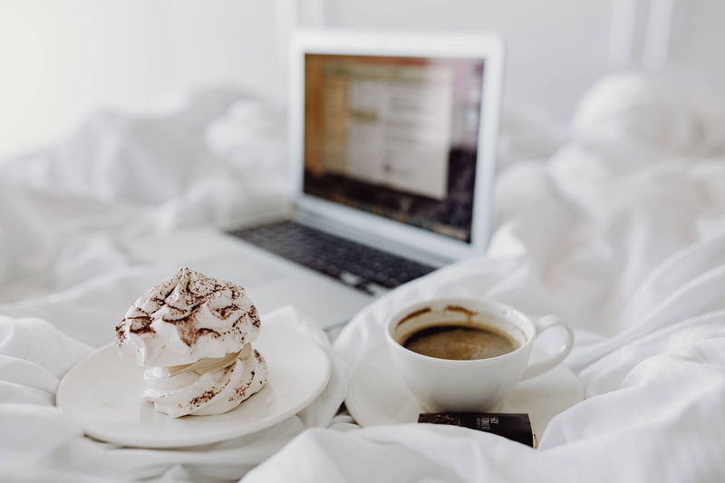 macbook, hotel, white color, cup, mug, crockery, enjoying, technology, indoors, notebook, computer, bed, close-up, chocolate, breakfast, laptop, coffee cup