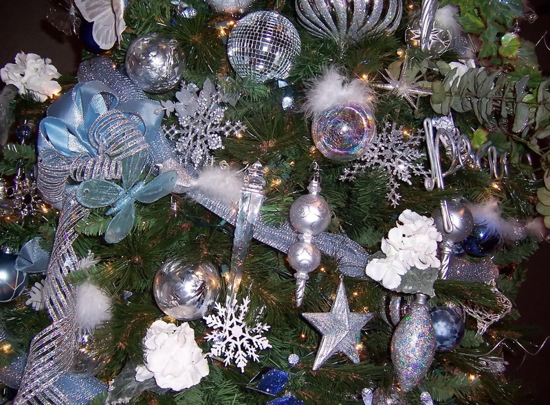 ornaments, 720P, tree, christmas decorations, decorations, christmas, icicles, snowflakes, year, holiday, ribbons, new, new year