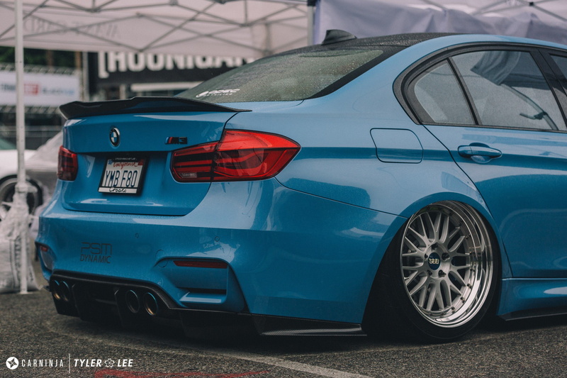 city, built structure, glass - material, red, bmw, 2560x1707 px, x, Low, technology, architecture, garage, blue, wheel, land vehicle, outdoors, day, stationary