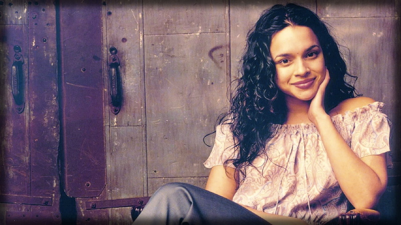 Smile, Norah jones, wood - material, Haircut, Girl, women, leisure activity, hair, lifestyles, real people, Clothes, one person, sitting, 1080P, young women