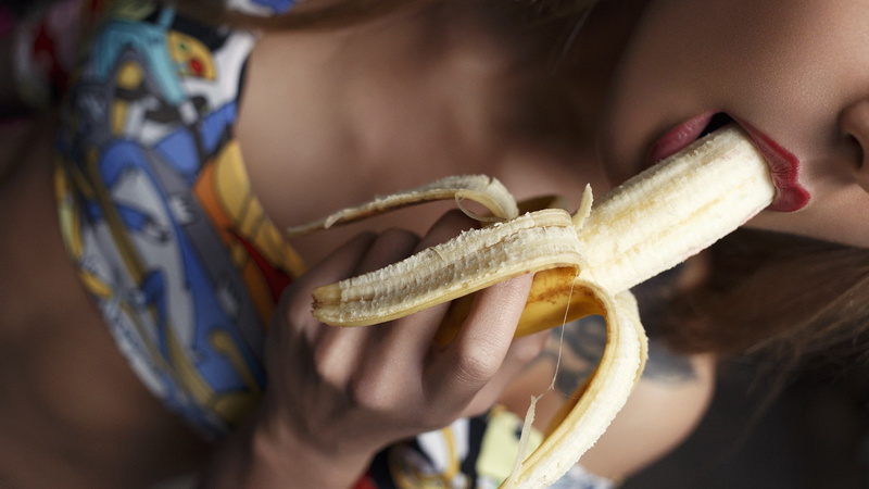 hands, depth of field, face, phallic symbol, 1080P, eating, portrait, fruit, imagination, tattoo, open mouth, Ura Pechen, bananas, red lipstick, model