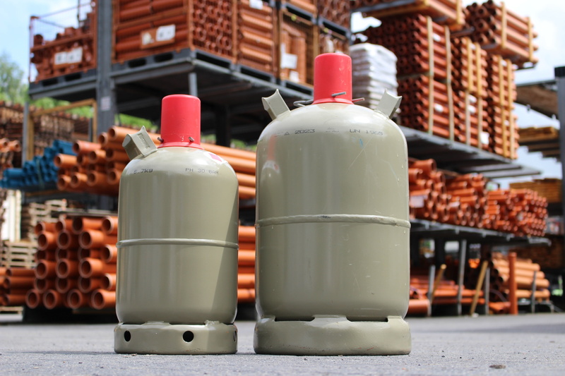 choice, returnable bottle, variation, bottle, gas, cylinder, outdoors, architecture, business, gas burner, gas bottle, one way, propane, arrangement, cylinders