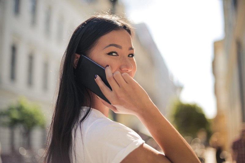 hair, talking, outdoors, one person, 5K, communication, photo, woman, brunette, pretty, white t-shirt, telephone, young women, wireless technology, white