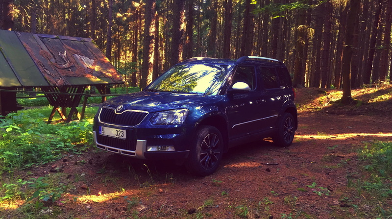 2K, tree, retro styled, yeti, blue, motor vehicle, stationary, suv, česká republika, plant, nature, transportation, 4x4, no people, car, field, trunk