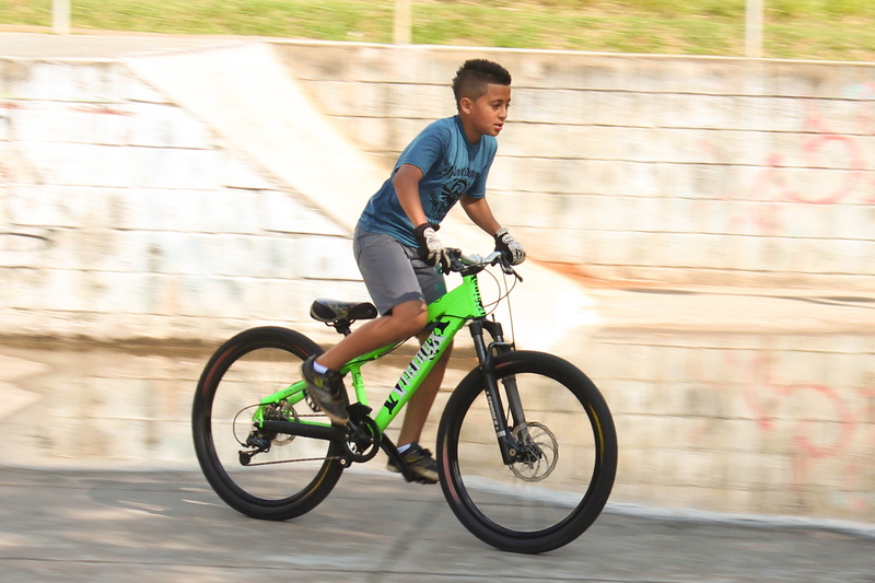bicycle, motion, hardtail, running, day, young men, sport, casual clothing, real people, city, men, 5K, mode of transportation, activity, males, boy, sunlight