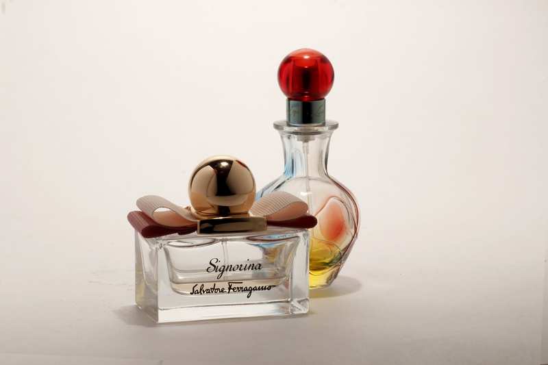 5K, communication, indoors, cut out, holiday, bottle, label, perfume sprayer, surface, food and drink, bottles, open, Perfume, Still Life, healthcare and medicine