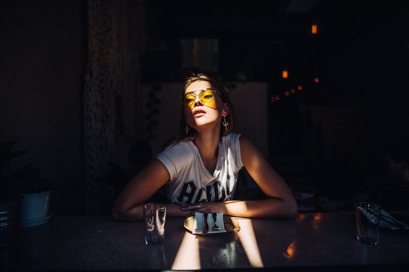 casual clothing, illuminated, young women, looking away, T-shirt, André Josselin, front view, depth of field, women, beautiful woman, leisure activity