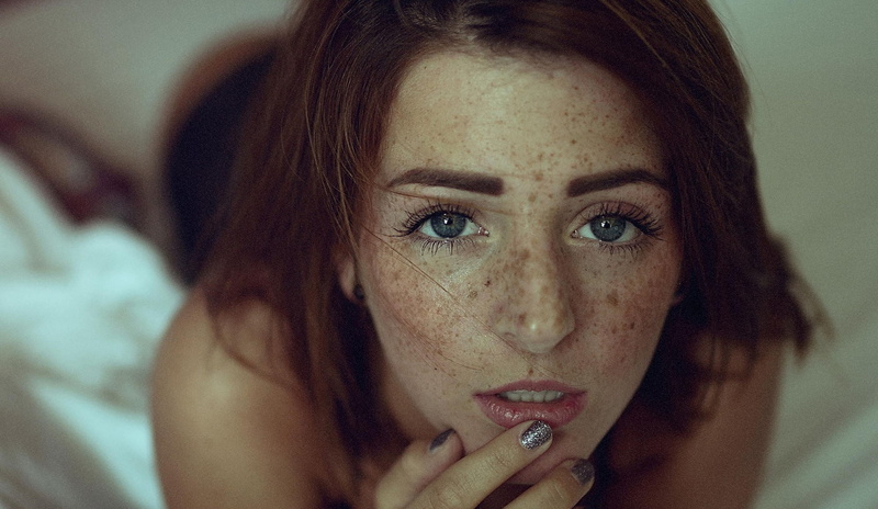 young women, young adult, one person, real people, brown hair, face, lifestyles, André Josselin, beautiful woman, indoors, looking at viewer, body part