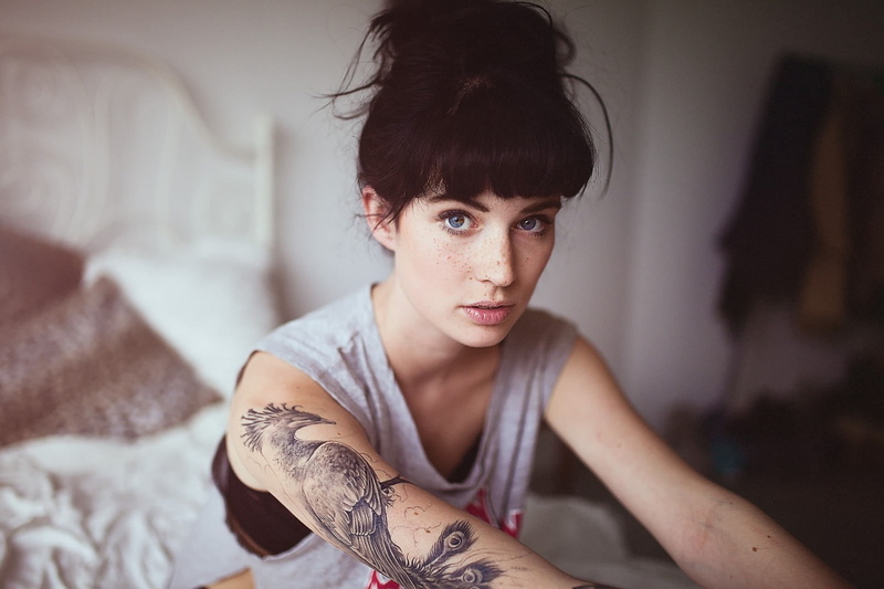 women, André Josselin, freckles, 1080P, black hair, model, in bed, looking at viewer, tattoo, Scarlett Simoneit, blue eyes